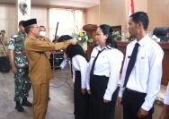 Wakil Bupati Morowali Utara, Djira K menyematkan tanda peserta pada acara pembukaan orientasi PPPK Tenaga Kesehatan Tahun 2023 di Ruang Pola Kantor Bupati, Senin (6/11/2023). FOTO: IST