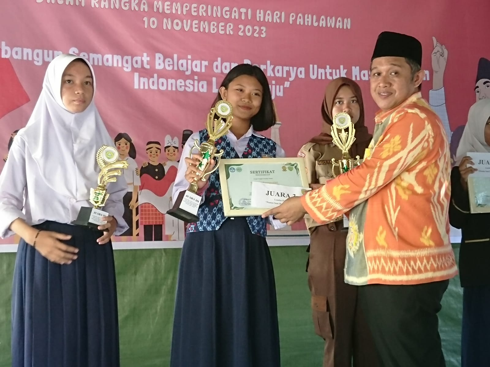 Plt. Kepala SMA Muhammadiyah Palu, Dr. Moh Rizal Masdul, S.Pdi., M.Pd menyerahkan sertifikat dan bonus kepada pemenang peserta lomba, Kamis (23/11/2023). Foto: Amiluddin