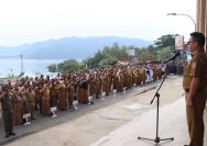 Bupati Morowali Utara, Delis Julkarson Hehi, memimpin apel pagi ASN Lingkup Pemda Morut di Pelataran Kantor Bupati, Senin (20/11/2023). FOTO: IST