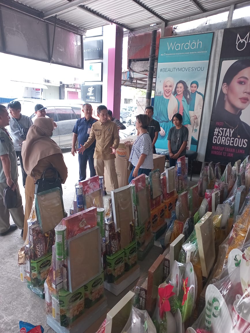 FOTO: Suasana pelaksanaan sidak keamanan pangan dalam bentu parcel di salah satu pusat perbelanjaan di Kota Palu, Selasa (19/12/2023). FOTO: RAHMAT KURNIAWAN