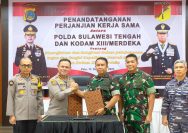 Kapolda Sulateng, Irjen Pol. Dr. Agus Nugroho saat jabat tangan komando bersama Panglima Kodam XIII/Merdeka, Mayjen TNI Legowo WR. Jatmiko, usai melakukan penandatanganan perjanjian kerjasama di Rupatama Polda Sulteng, Rabu (13/12/2023). FOTO: BIDHUMAS POLDA SULTENG