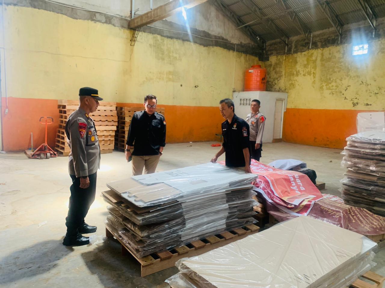 Personel Polda Sulteng saat memantau logistik Pemilu 2024. FOTO: BIDHUMAS POLDA SULTENG