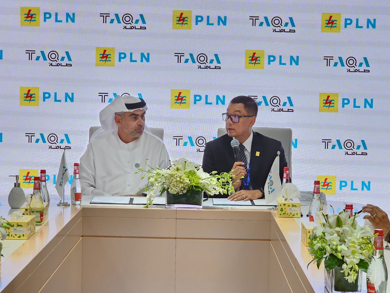 Direktur Utama PLN, Darmawan Prasodjo (kanan) saat memberikan sambutannya didampingi oleh TAQA’s Group CEO and Managing Director Jasim Husain Thabet (kiri) dalam penandatanganan MoU kerjasama antara PLN dan TAQA, di sela agenda COP28 di Dubai, Uni Emirat Arab (UEA) pada Senin (4/12/2023). FOTO: DOK PLN