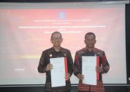 Kakanwil Kemenkumham Sulteng, Hermansyah Siregar (kiri) bersama Ketua DPRD Bangkep, Rusdin Sinaling, berpose bersama usai penandatanganan Nota Kesepahaman kerjasama guna meningkatkan pembangunan hukum di daerah, Kamis, (21/12/2023). FOTO: HUMAS KANWIL KEMENKUMHAM SULTENG