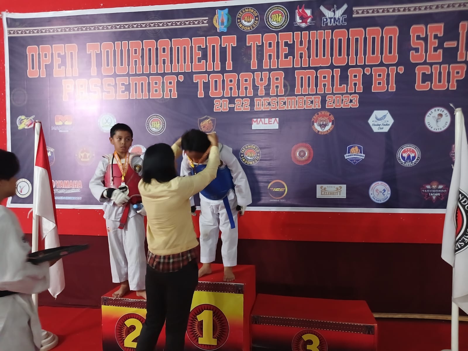 FOTO: SISWA SD Inpres 3 Birobuli, Fhidel saat menerima medali emas pada Open Turnamen Taekwondo se-Indonesia yang dilaksanakan di Toraja, pada Rabu-Jumat (20-22/12/2023). FOTO: IST