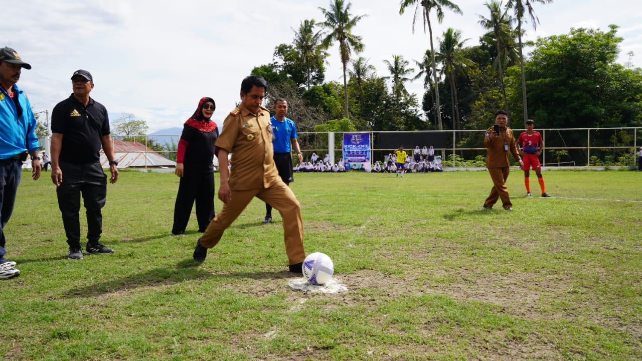 Wali Kota Palu diwakili Kepala Dinas Pendidikan dan Kebudayaan Kota Palu Hardi, S.Pd, M.Pd membuka GSI ditandai tendangan bola. Foto: Humas