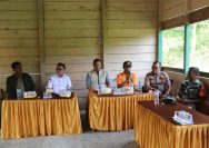 Bupati Morowali Utara, Delis Julkarson Hehi bersama sejumlah stakeholder melakukan pertemuan dengan warga dalam rangka rencana pembangunan jaringan listrik di Desa Opo, Bungku Utara. FOTO: IST