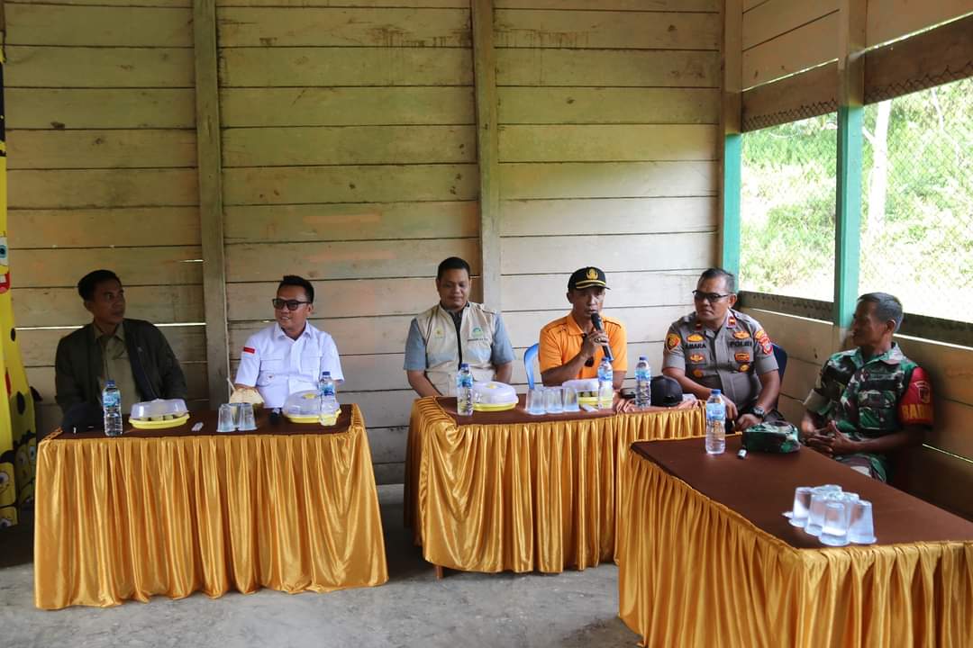 Bupati Morowali Utara, Delis Julkarson Hehi bersama sejumlah stakeholder melakukan pertemuan dengan warga dalam rangka rencana pembangunan jaringan listrik di Desa Opo, Bungku Utara. FOTO: IST