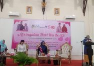 Asisten III Pemda Parmout, Yusnaeni mewakili Pj Bupati Parmout menyampaikan sambutan pada kegiatan Talkshow Gerakan DASHAT di aula kantor Bappelitbangda Parmout, Selasa (19/12/2023). FOTO: Dinas Kominfo Parmout.