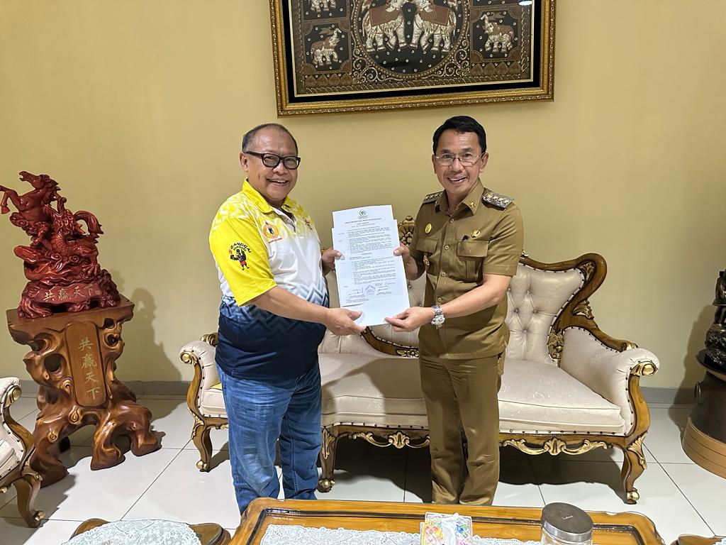 Ketua DPD I Partai Golkar Provinsi Sulteng HM Arus Abdul Karim menyerahkan surat perintah sebagai Bakal Calon Gubernur Sulawesi Tengah kepada Mohamad Irwan. FOTO:IST