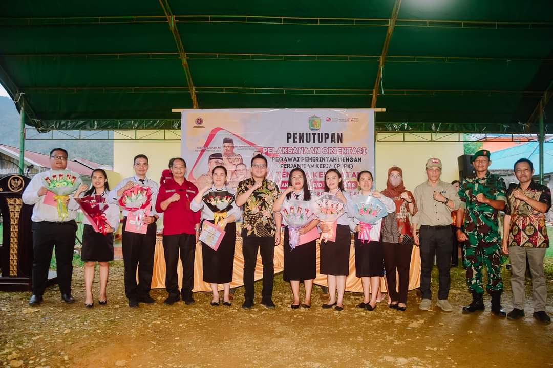 Peserta orientasi tenaga PPPK Sektor Kesehatan Kabupaten Morut foto bersama Bupati Delis J. Hehi di TTG Tompira, Kamis petang (30/11/2023). FOTO: IST