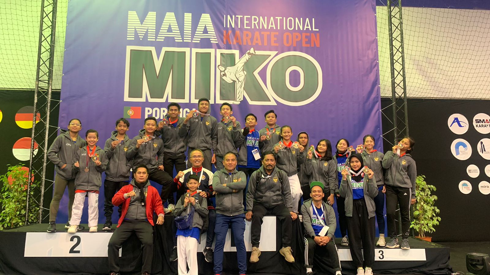 Tim karate Indonesia foto bersama di lokasi Maia International Karate Open (MIKO), Maia, Portugal. Foto: Humas