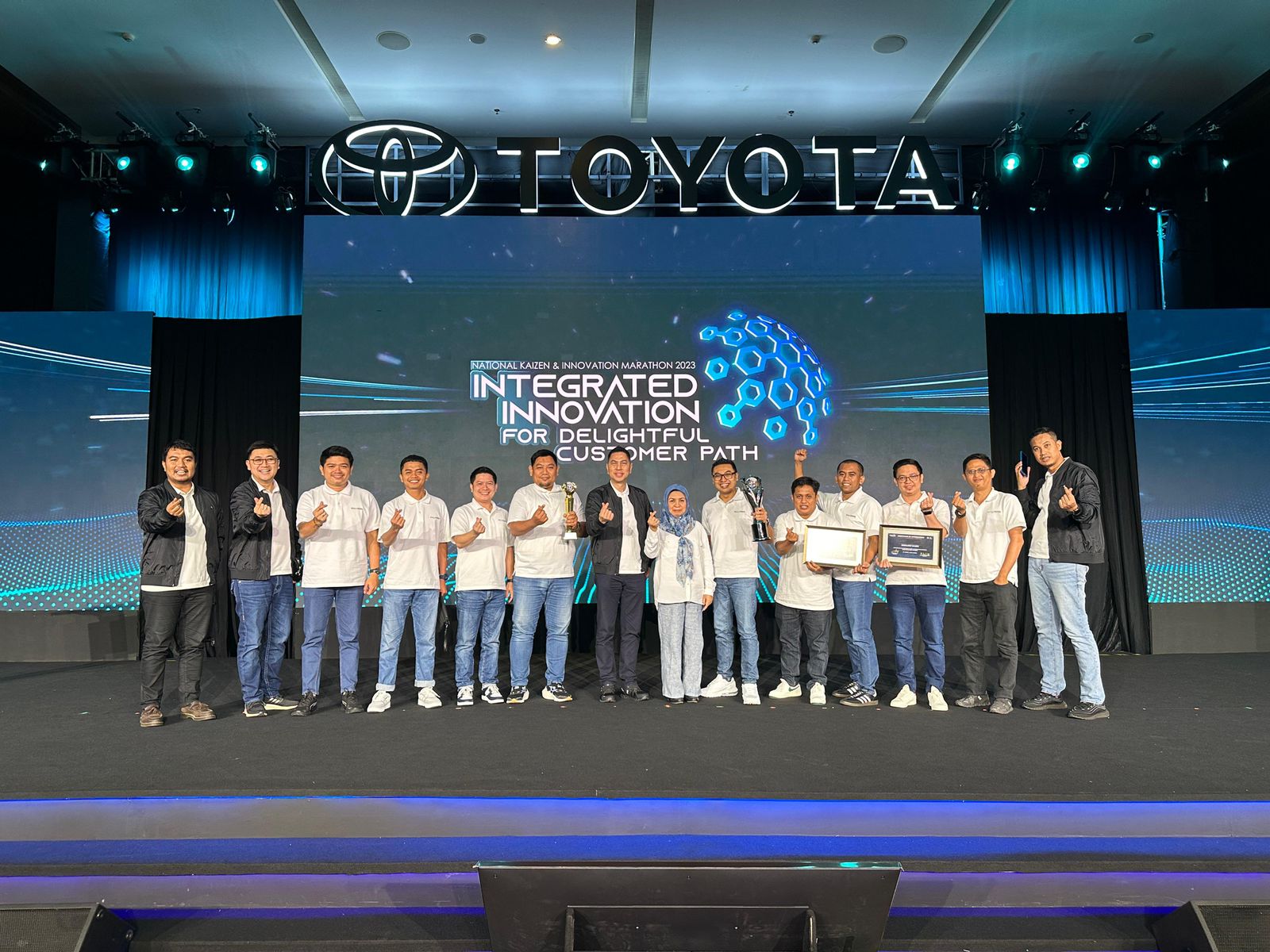 FOTO: Manejemen Kalla Toyota berpose dengan penghargaan di ajang NKIM 2023. FOTO: ISTIMEWA