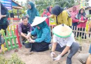 Plt Ketua TP PKK Parmout, Surya Febrianti Richard didampingi Wakil Ketua DPRD Parmout, Faisan melakukan kegiatan gerakan tanam cabai di Dasa Wisma Posule, Desa Baliara Kecamatan Parigi Barat, Sabtu (23/12/2023). Foto: DINAS KOMINFO PARMOUT.