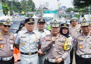 Kakorlantas Polri Irjen. Pol. Dr. Drs. Aan Suhanan, M.Si., Direktur Utama Jasa Raharja Rivan A. Purwantono, Direktur Operasional Jasa Raharja Dewi Aryani Suzana, dan sejumlah pejabat Korlantas Polri Lainnya saat melakukan peninjauan mudik dan mudik balik Natal 2023 dan Tahun Baru 2024 ke jalur Puncak, Bogor, Jawa Barat, pada Kamis (28/12/2023). Foto: Humas