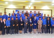 Bupati Poso dr. Verna GM Inkiriwang foto bersama Sekda yang baru dilantik serta jajaran OPD di lingkup Pemkab Poso, Senin (18/12/2023). FOTO: IST