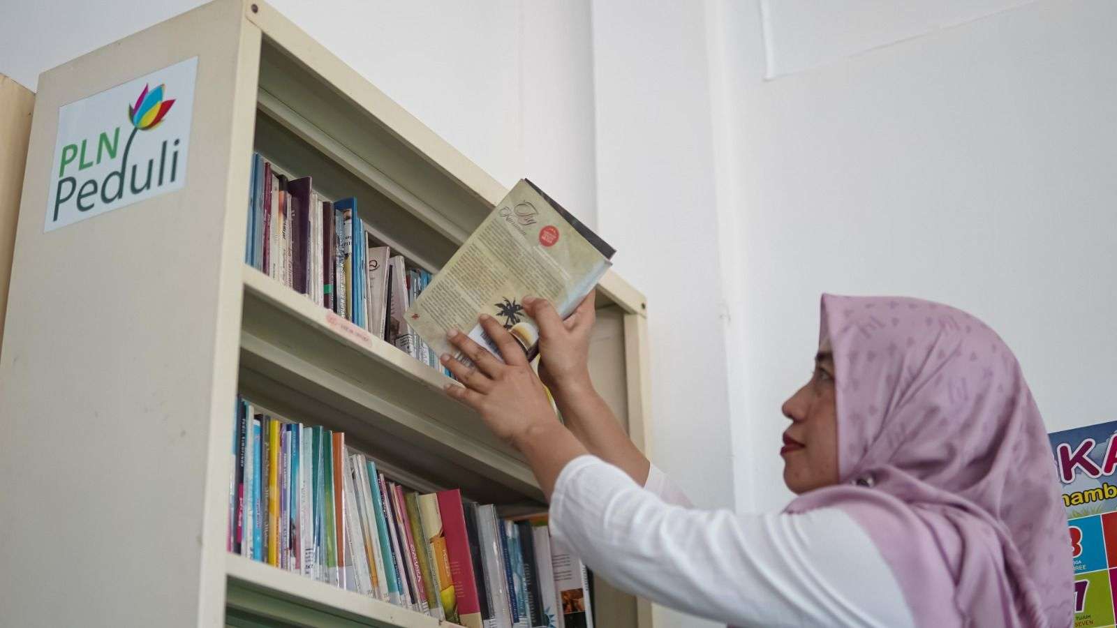 Bantuan fasilitas dan buku bacaan oleh PLN untuk perpustakaan Desa Padang, Kalimantan Selatan yang diserahkan pada Juli 2023. FOTO: DOK PLN