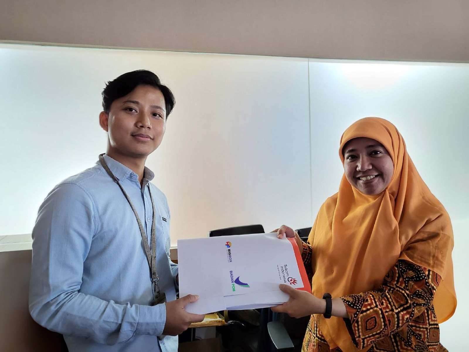 Serah terima dan penandatanganan dokumen instalasi, UAT dan lisensi big data platform BigBox, diterima oleh Head of Drugs BPOM, Arlinda Wibiayu (kanan) di Jakarta, beberapa waktu lalu. FOTO: DOK TELKOM