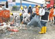 Suasana aksi bersih sampah di kawasan industri PT IMIP, Kamis (11/1/2024). FOTO: IST