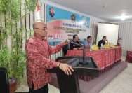 Ketua PWI Sulawesi Tengah, Tri Putra Toana saat membuka Konferensi ke-II PWI Poso yang berlangsung di Aula Hotel 77 Poso, Sabtu (13/1/2024). Foto: Dok. PWI Poso