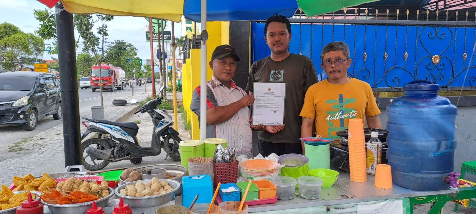 Salah seorang penjual siomay bersama pengurus KPSP memperlihatkan NIB (Nomor Induk Berusaha) yang diterbitkan Pemkot Palu. FOTO: IST