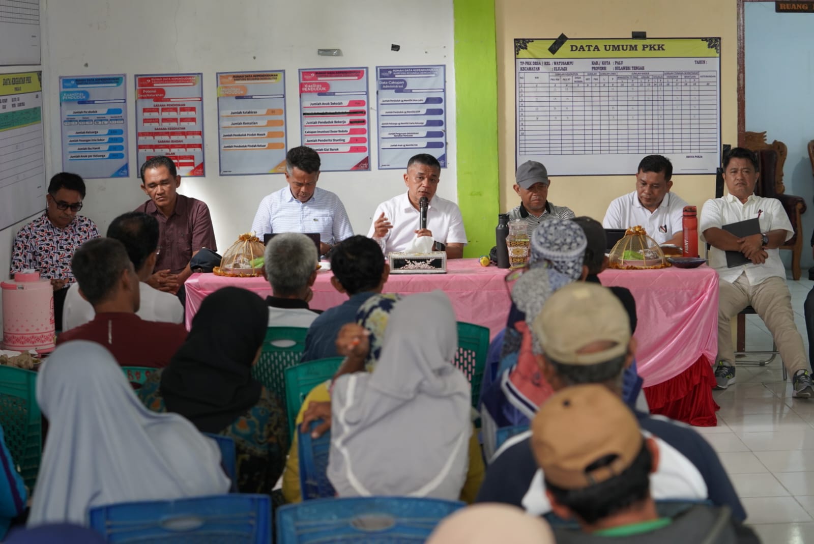 FOTO: Wali Kota Palu, Hadianto Rasyid, didampingi sejumlah pimpinan OPD di lingkup Pemkot Palu mendengarkan aspirasi, saran, masukan, hingga keluhan masyarakat di Kelurahan Watusampu, Sabtu (3/1/2024). FOTO: IST