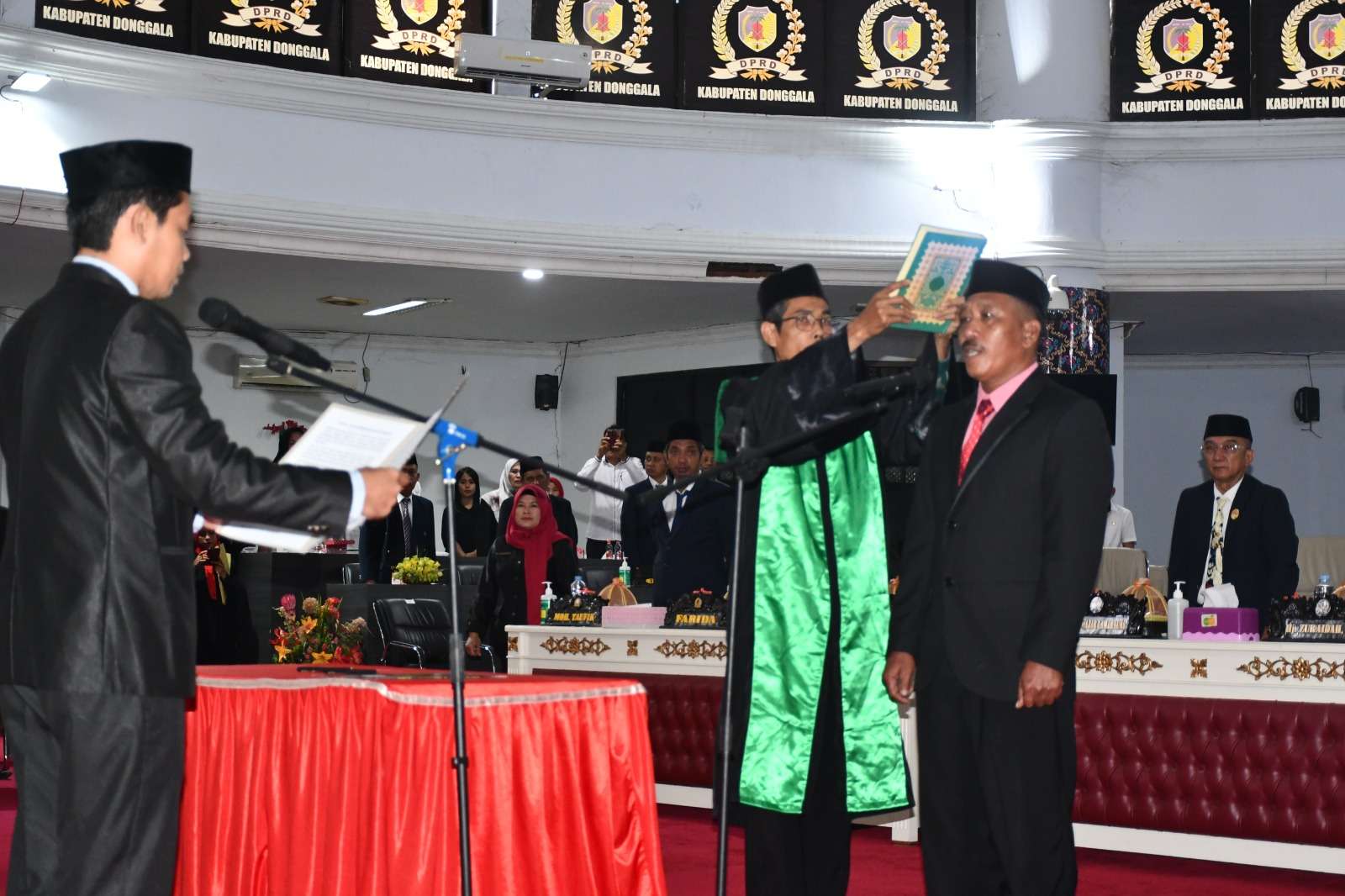 Ketua DPRD Donggala, Takwin saat melantik Milhar menjadi anggota DPRD Kabupaten Donggala. FOTO: WAHID AGUS/SR