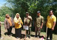 Kepala MAN IC Palu, Hj. Mardiati Rosmah, S.Ag., M.Ag (kedua dari kiri) dan Kanwil Kemenag Sulteng yang diwakili Bagian Umum Kasub Humas, Ratna Mutmainah S.Pdi (ujung kiri) dan Balai Pengelolaan Daerah Aliran Sungai (BPDAS) Palu – Poso diwakili Rendy Ahmat Yani (memegang pohon) foto bersama di lokasi penanaman pohon di MAN IC Palu, Selasa (27/2/2024). Foto: Amiluddin