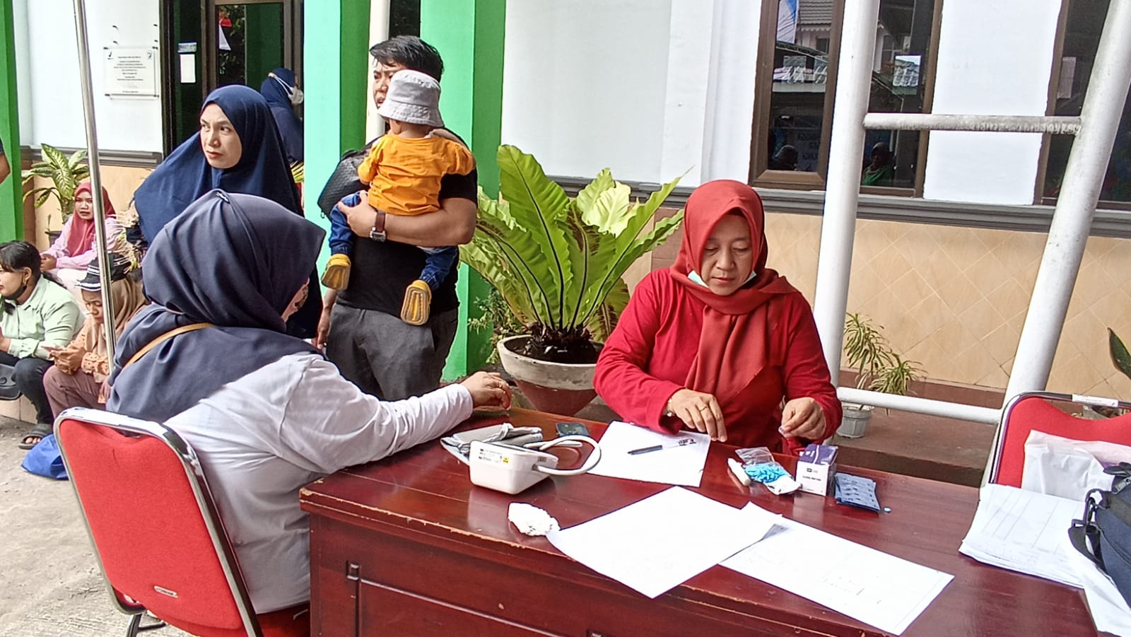 FOTO: Layanan kesehatan Gratis bagi masyarakat pada kegiatan bazar murah BPOM di Palu, Jumat (2/2/2024). FOTO: IST
