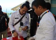 Suasan pemeriksaan urin karyawan PT Perdana Matra Bumi yang dilakukan oleh petugas BNN Kabupaten Donggala, Senin (19/2/ 2024). Foto: Dok BNN Donggala
