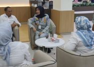 Direktur Operasional Jasa Raharja Dewi Aryani Suzana berbincag dengan Menteri Perhubungan Budi Karya Sumadi jelang peresmian Tipe A di wilayah Jawa Barat yaitu Terminal Leuwi Panjang di Kota Bandung. Foto: Humas