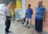 Bhabinkamtibmas Bripka Dani Radiyansyah saat melaksanakan sambang dan tatap muka dengan warga binaannya di Kelurahan Bonerato, Kecamatan Ampana Kota, Kabupaten Touna, Ahad (10/3/2024). FOTO: DOK POLSEK AMPANA KOTA