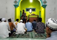 Dai Kamtibmas Polri Polres Touna Polda Sulteng, Ustaz Bripda Yudhi Pratama Djunu saat melaksanakan safari Ramadan dan memberikan ceramah kamtibmas di Masjid Al Furqon Kelurahan Dondo, Kecamatan Ratolindo, Kabupaten Touna, Kamis (14/3/2024). FOTO: DOK POLRES TOUNA