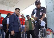 Anggota Ombudsman RI, Yeka Hendra Fatika bersama tim Pertamina Patra Niaga Regional SUlawesi saat meninjau operasional SPBU di Palu, Rabu (27/3/2024). Foto: dok. Pertamina