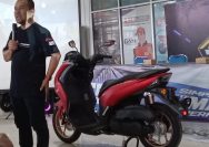 Kepala Mekanik CV Akai Jaya Motor Supriyadin, menjelaskan teknologi LEXi LX 155 pada acara peluncuran Yamaha LEXi LX 155 Series di Showroom Sentral Yamaha Palu, Jalan Mohammad Hatta Palu, Sabtu (9/3/2024). FOTO: HELMY JATMIKA