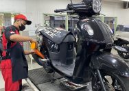 Service motor matic Yamaha di bengkel resmi dilakukan teknisi profesional. FOTO: ISTIMEWA