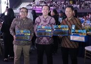 Direktur Digital Business Telkom, Muhamad Fajrin Rasyid (tengah), VP Corporate Communication Telkom Andri Herawan Sasoko (kiri), dan SGM Community Development Center Telkom Hery Susanto (kanan) dalam ajang BCOMSS 2024 di Jakarta, beberapa waktu lalu. FOTO: ISTIMEWA