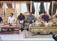 Bupati Tolitoli, Hi. Amran Hi. Yahya saat memimpin rapat persiapan menyambut Presiden Jokowi yang berlangsung di rumah jabatan Bupati Tolitoli, Jumat (22/3/2024). FOTO: ISTIMEWA