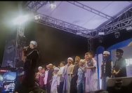 Performa Opiek dalam membawakan lagu religi ramadan 1445 H, disambut meriah oleh warga Palu usai salat tarawih, Sabtu (6/4/2024). FOTO: ISTIMEWA