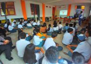 Para pelajar SMK Mandalasila Palu saat mengikuti edukasi Safety Riding di Jalan Zebra Star Kecamatan Palu Selatan, Kota Palu, Kamis (28/3/2024). FOTO: DOK HONDA ANUGERAH PERDANA PALU