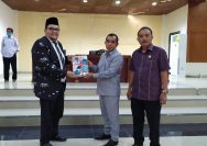 Pj Bupati Parmout, Richard Arnaldo (kiri) menyerahkan dokumen LKPj Kabupaten Parmout tahun 2023 kepada wakil ketua DPRD Parmout, Faisan pada rapat paripurna di ruang sidang DPRD Parmout, Rabu (3/4/2024). FOTO: DINAS KOMINFO PARMOUT.