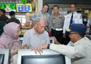 Menteri Perhubungan Budi Karya Sumadi berdialog dengan pemudik, disaksikan oleh Kakorlantas Polri Irjen Pol. Aan Suhanan, dan Direktur Utama Jasa Raharja Rivan A. Purwantono. Foto: Dok Humas Jasa Raharja