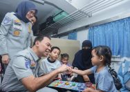 Direktur Utama Jasa Raharja Rivan A. Purwantono berdialog dengan seorang anak yang menjadi peserta mudik Bersama BUMN Tahap Pertama, di Stasiun Senen, Jakarta, pada Selasa (2/4/2024). Foto: Dok Jasa Raharja