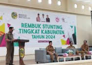 Sekda Parmout, Zulfinasran menyampaikan sambutan pada kegiatan rembuk stunting tingkat Kabupaten Parmout di auditorium Kantor Bupati Parmout, Senin (1/4/2024). Foto: DINAS KOMINFO PARMOUT.