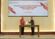 Pj Bupati Parmout, Richard Arnaldo (kiri) menyerahkan dokumen LKPD Unaudited TA 2023 kepada Kepala Sekretariat Perwakilan BPK RI Sulawesi Tengah, Sumono, bertempat di gedung BPK RI Perwakilan Sulawesi Tengah di Palu, Kamis (28/3/2024). FOTO: DINAS KOMINFO PARMOUT.