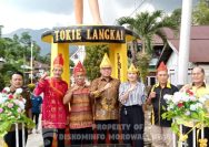 Bupati Morowali Utara, Delis Julkarson Hehi foto bersama dengan tokoh masyarakat usai meresmikan Tugu Tokie Langkai di Desa Wawopada, Senin Sore (1/4/2024). FOTO: IST