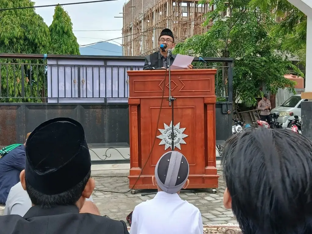 2. Wakil Ketua Pimpinan Wilayah Muhammadiyah (PWM) Sulawesi Tengah, Prof. Dr. Muh. Khairil, S.Ag., M.Si., MH, menyampaikan khutbah dengan tema "Ibrah di Balik Perjalanan Tauhid Nabiullah Ibrahim AS". Foto: Amiluddin