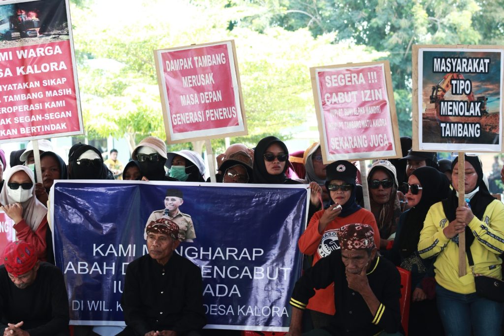 Masyarakat yang tergabung dalam Aliansi Pemerhati Lingkungan, saat berunjukrasa menolak aktivitas tambang galian C di lokasi pegunungan Kelurahan Tipo, Selasa (10/6/2025). Foto: Amar Sakti/SR