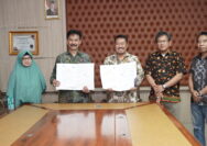 Penandatanganan kerja sama antara Direktur Politeknik ATI Makassar, Muhammad Basri dengan Manajer HR PT. IMIP, Achmanto Mendatu, Selasa (8/7/2025). FOTO: DOK. IMIP