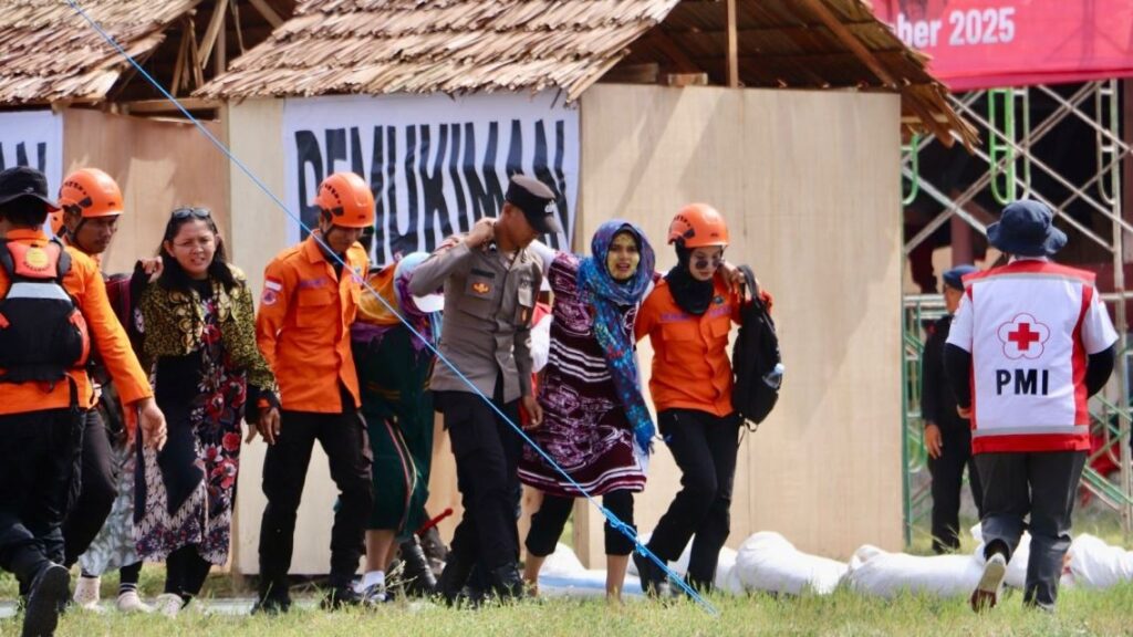 Petugas gabungan lintas instansi saat menolong warga di sebuah pemukiman dalam simulasi penanggulangan bencana alam dan pelayanan aksi Unras yang melibatkan ratusan personel lintas instansi, Kamis (11/12/2025). Foto: Bidhumas Polda Sulteng